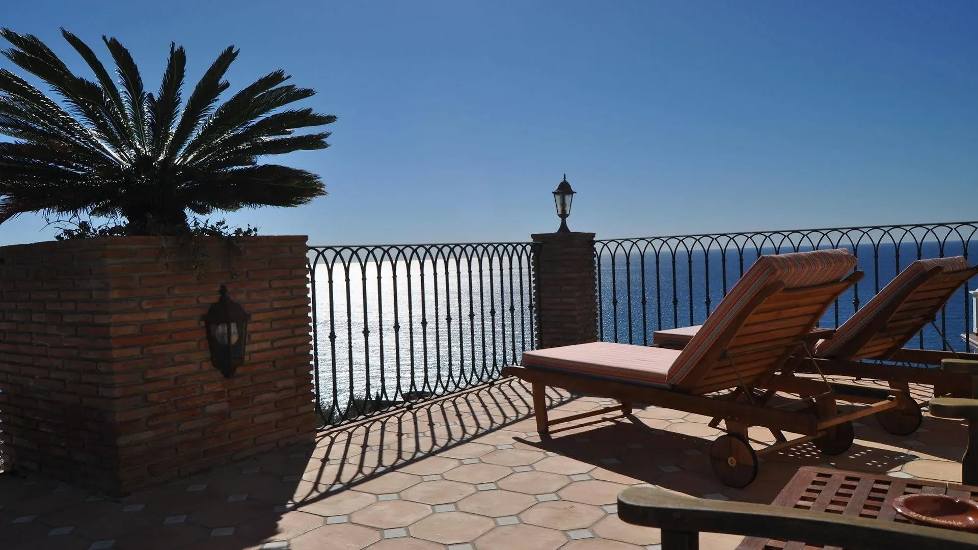Welcome Inn Nerja Guest House Luxury Bed & Breakfast 3*,  España